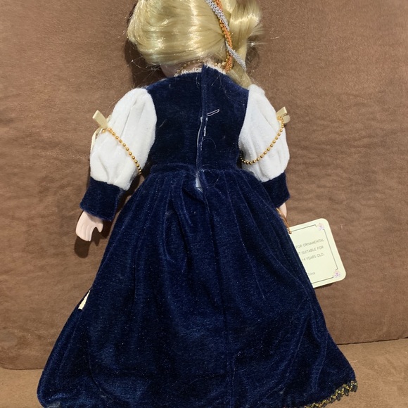 Vtg Heirloom Collection porcelain doll 17” - Picture 6 of 6